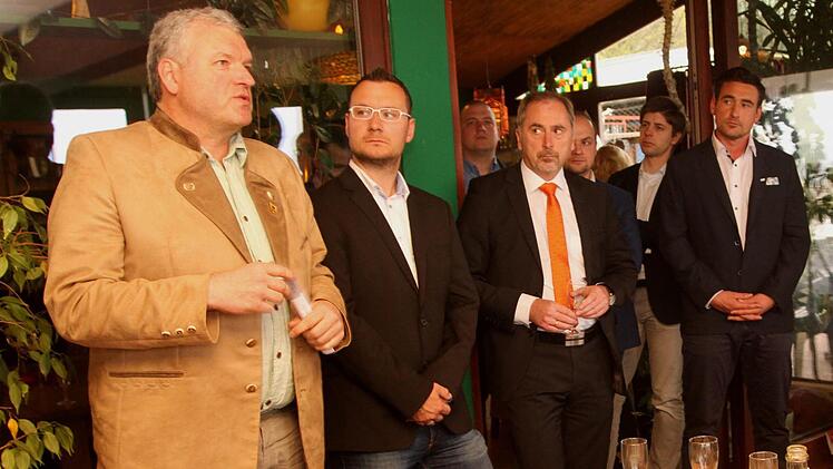 Bürgermeister Jürgen Hennemann (links) beleuchtete die Flüchtlingspolitik und Integration von Seiten der Kommune; rechts Vors. Sebastian Pollach.