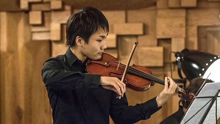 Impressionen vom Rathauskonzert in Neustadt mit Teilnehmern eines Meisterkurses für Violine:: Naoki Yamaguchi.Foto: Jochen Berger