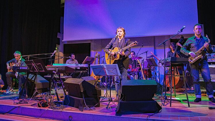 "Die Hoffnung muss von der Kunst ausgehen", sagt der Liedermacher und Sänger, Pippo Pollina (Mitte). Zusammen mit seinem Palermo Acoustic Quintet gastierte er beim Kulturamt Haßfurt in der Stadthalle und stellte auch seine neue CD "Il sole che verrà" vor.