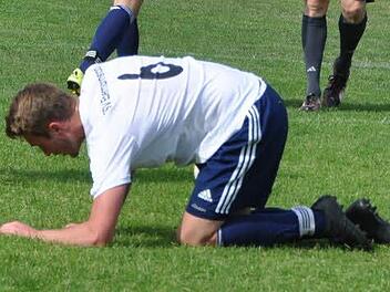 Christian Böhm, der nicht mehr für Ebermannstadt spielt, verdeutlicht die Verzweiflung des Tabellenführers beim 0:1 in Neunkirchen.  Foto: Leo Hühnlein/Archiv