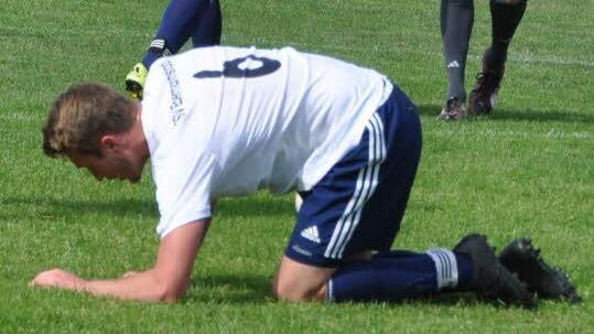 Christian Böhm, der nicht mehr für Ebermannstadt spielt, verdeutlicht die Verzweiflung des Tabellenführers beim 0:1 in Neunkirchen.  Foto: Leo Hühnlein/Archiv