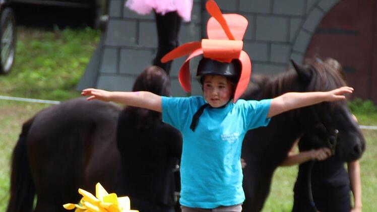 Aufführung der jungen Islandpferde-Reiter vom Altenberg in Oberbach im Jahr 2017.  Foto: Sebastian Schmitt