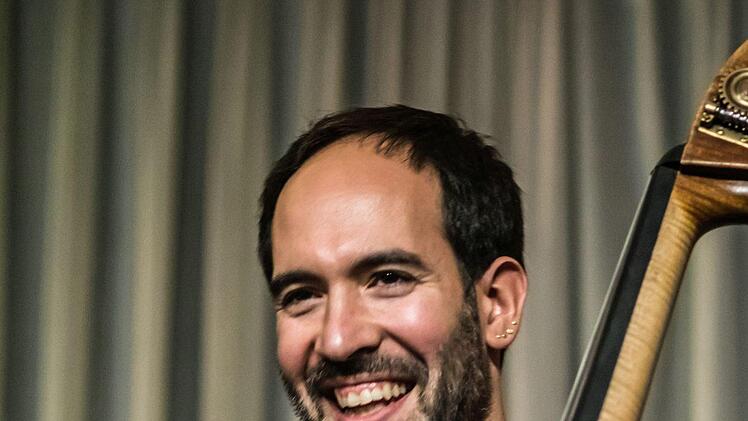 Der Pianist Omer Klein und der Kontrabassist Haggai Cohen-Milo gastiert erstmals in Coburg. Mit einem umjubelten Duoabend eröffneten sie die neue Saison von "Leise am Markt".Foto: Jochen Berger