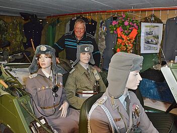 Mit diesem Jeep aus DDR-Zeiten fährt Manfred Greck immer wieder einmal zu besonderen Grenzführungen.  Foto: Hanns Friedrich