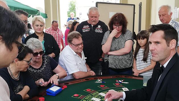 Die Spielbank pr&auml;sentierte sich beim Sommerfest im Luitpoldbad mit Kartenspiel, Gl&uuml;cksrad und Roulette. Sigismund von Dobsch&uuml;tz
