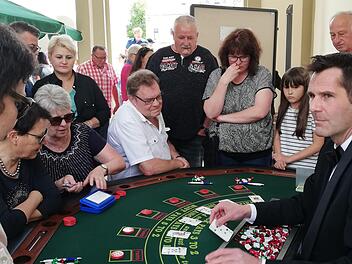 Die Spielbank präsentierte sich beim Sommerfest im Luitpoldbad mit Kartenspiel, Glücksrad und Roulette. Sigismund von Dobschütz