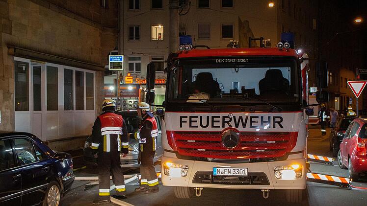 Brand in Nürnberg: In einem Wohnhaus brach ein Feuer aus, drei Menschen erlitten Verletzungen.  Foto: News5/Schmelzer