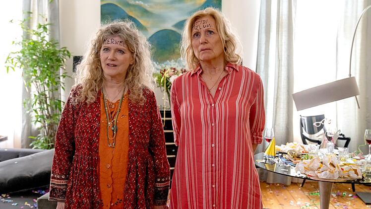 Nach einer Party, die etwas aus dem Ruder lief, herrscht bei Philippa (Barbara Sukowa, links) und Karin (Maren Kroymann) Katerstimmung.