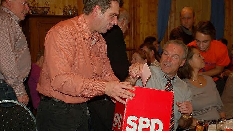 Matthias Knauer  (links) geht mit der Urne um, Frank Rebhan (rechts) stimmt ab.