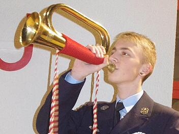 Lukas Müller bläst das historische Feuerwehrhorn. Foto: Heike Schülein