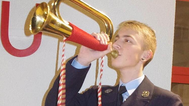 Lukas Müller bläst das historische Feuerwehrhorn. Foto: Heike Schülein