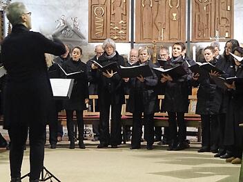Der Kammerchor Ebern trat am Wochenende in den Kirchen in Ebern und Königsberg (unser Bild) auf. Es drehte sich einzig und allein alles um den Komponisten Felix Mendelssohn Bartholdy, der sich als Komponist sehr verausgabt hat und schon in jungen Jahren mit nur 39 Jahren verstorben ist. Foto: Johanna Eckert