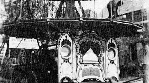 Eine historisches Foto vom Aufbau des Karussells mit der Orgel.  Foto: privat