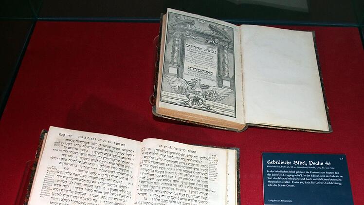 Luther bekanntestem Kirchenlied liegt Psalm 46 zugrunde, der die Stärke Gottes lobt. Gezeigt wird er in einer hebräischen Fassung (Bibel aus dem Jahr 1705), mit lateinischen Marginalien. Foto: Bettina Knauth