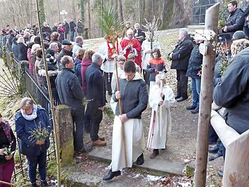 Vor der Ölberggrotte in Gößweinstein begann mit der Palmweihe die Karwoche. Foto: Thomas Weichert