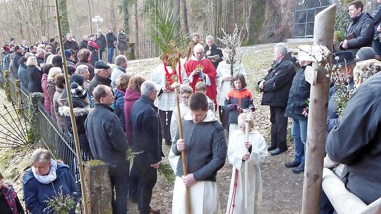 Vor der Ölberggrotte in Gößweinstein begann mit der Palmweihe die Karwoche. Foto: Thomas Weichert