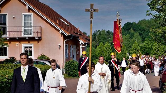 Das 40-j&auml;hrige Weihejubil&auml;um das St. Johanneskirche in Ha&szlig;lach bei Kronach wurde mit einer Kirchenparade eingeleitet. Im Vordergrund Kirchenpfleger Stefan Klinger, Pfarrer Hans-Michael Dinkel sowie die Ministranten.  Foto: Gerd Fleischmann