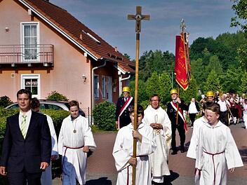 Das 40-jährige Weihejubiläum das St. Johanneskirche in Haßlach bei Kronach wurde mit einer Kirchenparade eingeleitet. Im Vordergrund Kirchenpfleger Stefan Klinger, Pfarrer Hans-Michael Dinkel sowie die Ministranten.  Foto: Gerd Fleischmann