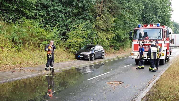 Die angekündigten Gewitter haben am Samstagnachmittag für erste Schäden gesorgt. Starkregen sorgte im Nürnberger Süden für überflutete Straßen. Foto: NEWS5/Fechner