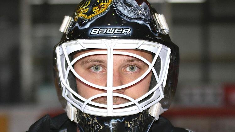 "Hexer" Martin Hildenbrand blickt optimistisch auf die beiden Partien gegen und in Dingolfing . Der 30-Jährige wird aber wieder Topleistungen brauchen, um seinen Kasten sauber zu halten.  Foto: Ralf Naumann