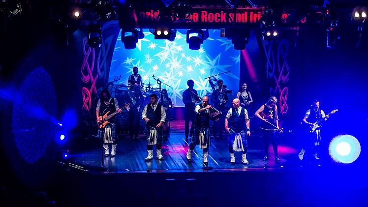 Die siebenköpfige Band Cornamusa gastierte gemeinsam mit der international besetzten "Irish Beats Dance Company" im Kongresshaus Rosengarten in Coburg.Foto: Jochen Berger