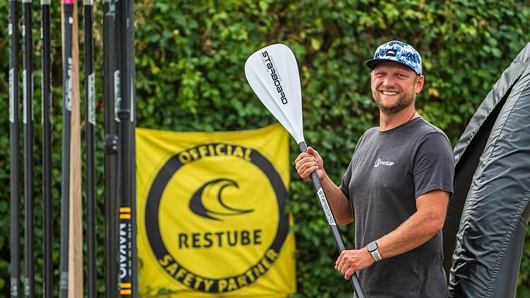 Thomas Kehrberger hat während eines Urlaubs den Trendsport Stand-up-Paddling ausprobiert und bietet seitdem Kurse in Sand am Main an. Foto: Julia Scholl