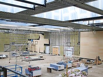 Allmählich nimmt die Mehrzweckhalle Gestalt an. Eingebaut wird modernster Technik, jetzt werden auch im Innenbereich elektronische Schließzylinder installiert.