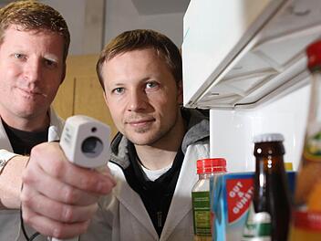 Die Temperatur im Kühlschrank passt. Die Lebensmittelkontrolleure Steffen Pult (links) und Steffen Engel sind zufrieden. Foto: Jan Koch