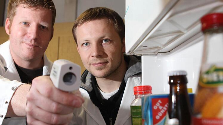 Die Temperatur im Kühlschrank passt. Die Lebensmittelkontrolleure Steffen Pult (links) und Steffen Engel sind zufrieden. Foto: Jan Koch
