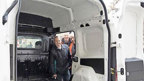 Sie fahren den neuen Transporter (von links): Angelo Corona, Peter Husch und Franz Lühn Foto: Arkadius Guzy