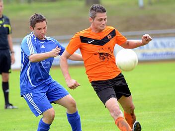 Die Kickers Erlangen (orange Trikots) fertigten die Poxdorfer Reserve mit 7:0 ab und zeigten sich gut gerüstet für die Kreisklasse. Foto: herzopress
