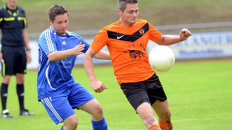 Die Kickers Erlangen (orange Trikots) fertigten die Poxdorfer Reserve mit 7:0 ab und zeigten sich gut gerüstet für die Kreisklasse. Foto: herzopress