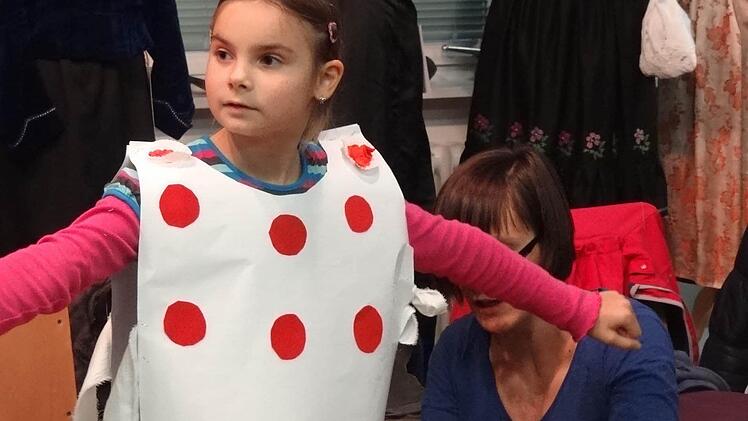 Die Tanztracht aus Oberelsbach hat Melissa beim Basteln inspiriert. Der dreistündige Workshop hat leider nur für Bluse und Rock gereicht. Vielleicht bastelt sie sich zu Hause noch ein Trachtentuch, meinte sie.