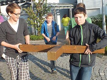 Die Jugendlichen trugen ein Holzkreuz. Foto: Manfred Welker