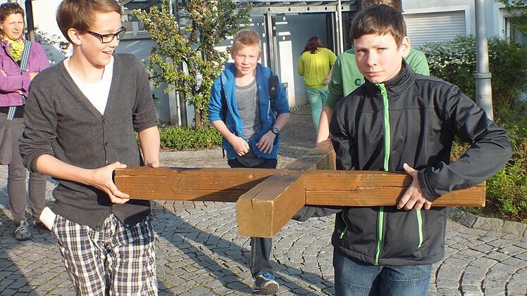 Die Jugendlichen trugen ein Holzkreuz. Foto: Manfred Welker