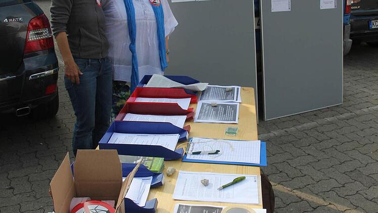 Andrea Stärz (links) und Inge Neubauer am Infostand der Windradgegner auf dem Rathausplatz in Küps