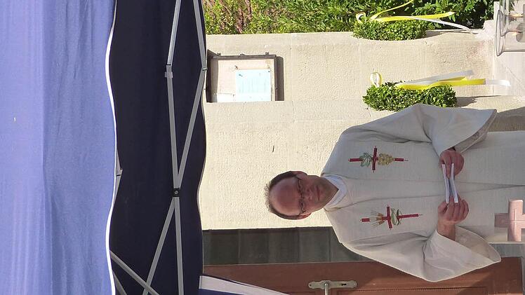Jürgen Lenssen (rechts) hielt die Predigt beim Fest-gottesdienst in Obersteinbach, der unter freiem Himmel stattfand.