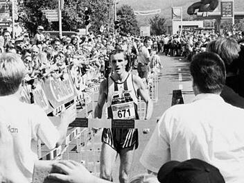 Der erste Sieger des FS-Marathon, Gerd Betz aus Weilersbach, erreicht das Ziel in Ebermannstadt. Foto: Irina Beisser