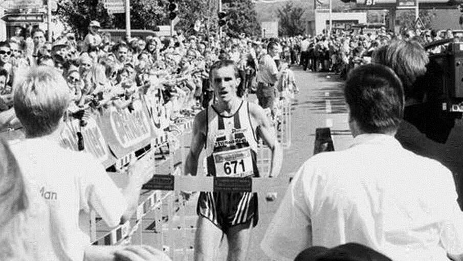 Der erste Sieger des FS-Marathon, Gerd Betz aus Weilersbach, erreicht das Ziel in Ebermannstadt. Foto: Irina Beisser