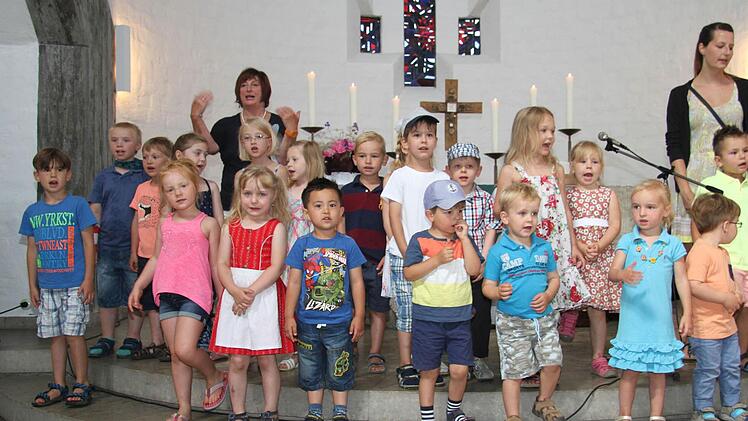 Mit einem lachenden und einem weinenden Auge wurde gestern in der Kreuzkirche gefeiert: Die Kindergartenkinder umrahmten den Gottesdienst zum Abschied von Pfarrer Martin Wolff, feierten aber auch das 25-jährige Bestehen ihres Kindergartenhauses. Fotos: Sonny Adam