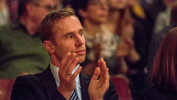 Applaus von Bürgermeister Bernd Höfer: Begeisterten Beifall verdiente sich die Blaskapelle Meeder bei ihrem Jahreskonzert in der ausverkauften Schulturnhalle. Foto: Jochen Berger