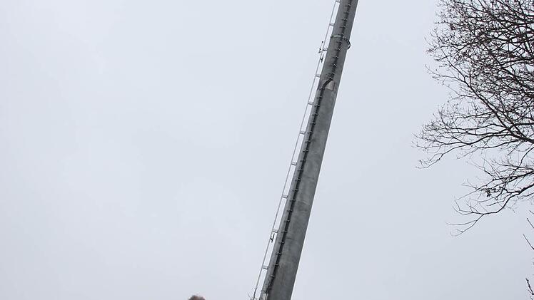 Georg Jäger vor dem BOS-Sendemast, der rund 400 Meter Luftlinie von Trossenfurt entfernt liegt: Hier sieht der Gemeinderat eine geeignete Alternative für die Installation einer Mobilfunk-Sendeanlage.