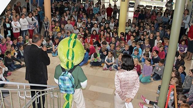 Bei der Auftaktveranstaltung verteilte das Maskottchen Jolinchen die Laufkarten und Reflektoren für die Schulranzen. Foto: privat
