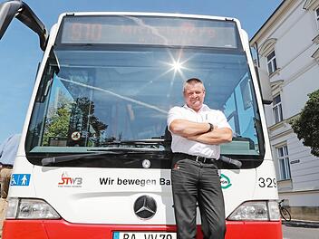 Die 910 ist immer noch die Lieblings-Linie von Stadtbusfahrer Uwe Smola - obwohl auf dieser Strecke der Übergriff geschah. Foto: Matthias Hoch