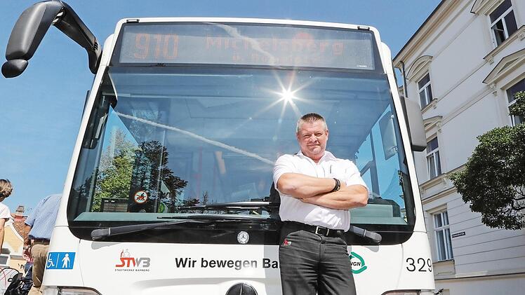 Die 910 ist immer noch die Lieblings-Linie von Stadtbusfahrer Uwe Smola - obwohl auf dieser Strecke der Übergriff geschah. Foto: Matthias Hoch