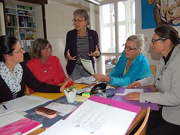 Noch eine Besprechung vor dem Festwochenende (von links): Annette Hildebrandt, Helga Brachmann, Gabriele Ketteler, Elisabeth Meisinger und Andrea Schiele-Eberlein. Foto: Helke Renner
