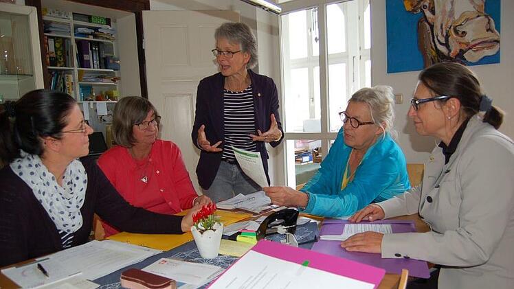 Noch eine Besprechung vor dem Festwochenende (von links): Annette Hildebrandt, Helga Brachmann, Gabriele Ketteler, Elisabeth Meisinger und Andrea Schiele-Eberlein. Foto: Helke Renner