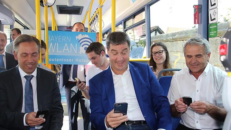 Der Minister gibt den Startschuss für kostenloses Wlan in den Landkreis-Bussen. Foto: Anna-Lena Deuerling