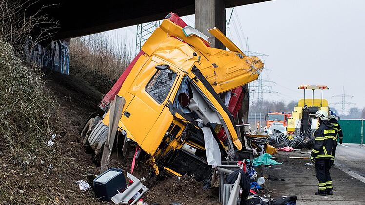 Tödlicher Unfall auf der Autobahn am Donnerstagmorgen. Ein Sattelzug kracht in eine Brücke. Der Fahrer stirbt noch vor Ort. Foto: Marcel Kusch/dpa