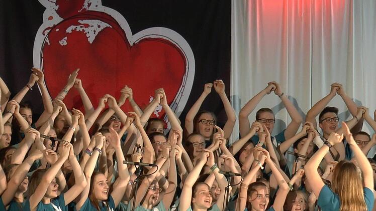 Viel Begeisterung strahlte beim Musical "Herzschlag" der Projektchor aus, der sehr professionell auftrat.Christian Licha